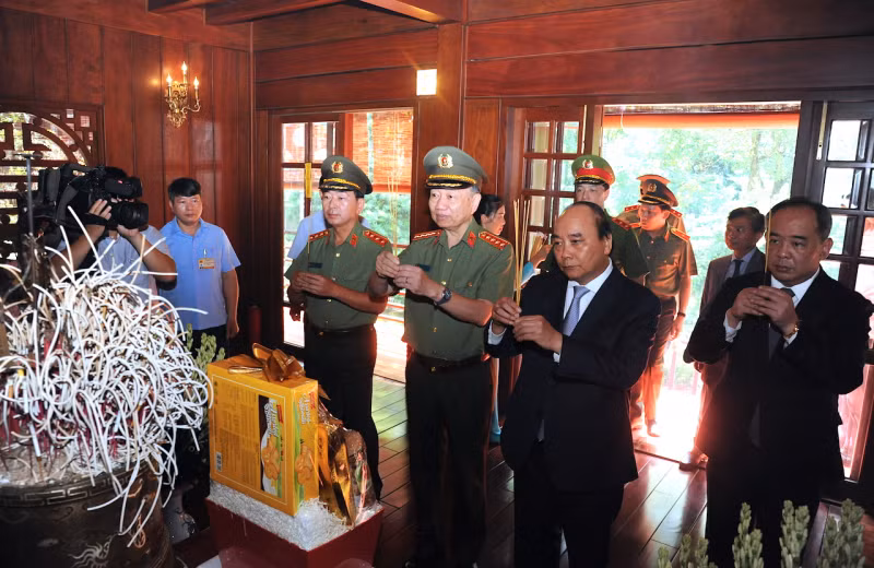 State President and Ministry of Public Security's leaders pay tribute to President Ho Chi Minh -0