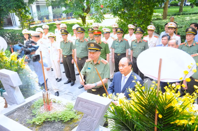 State President and Ministry of Public Security's leaders pay tribute to President Ho Chi Minh -0