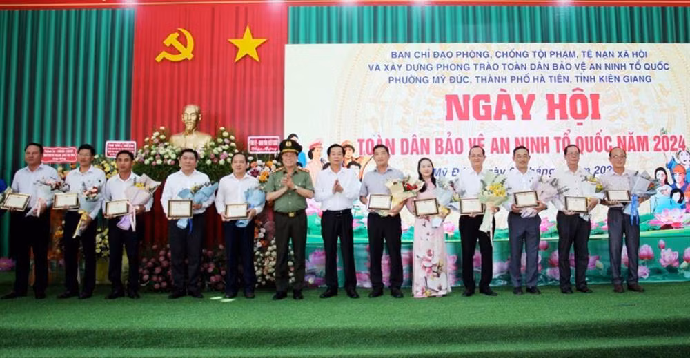 Deputy Minister Le Quoc Hung attends “All people protecting national security” Festival in Kien Giang -0