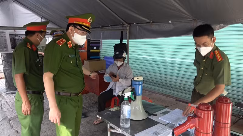 Deputy Minister Le Quoc Hung asks Ho Chi Minh City police to give timely aid to people in need -0