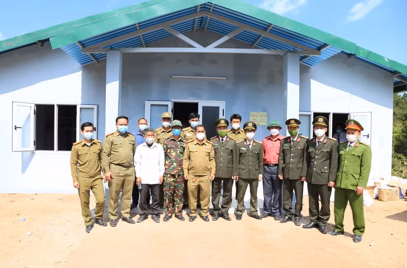 Thua Thien Hue police hand over newly-built working offices to Laos police -0