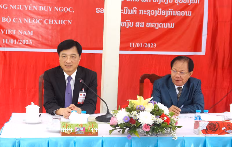 Deputy Minister Nguyen Duy Ngoc visits and presents gifts to the police of the Lao village group of Vangxai -0