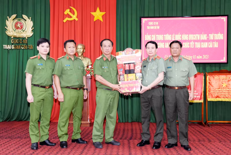 Deputy Minister Le Quoc Hung pays pre-Tet visits to Ca Mau -0