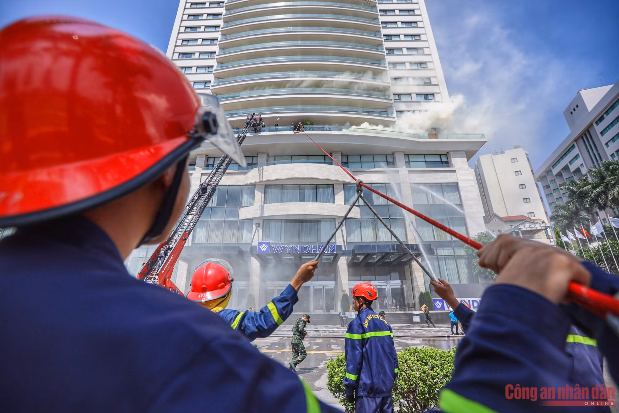 Sea, land, air forces join Quang Ninh’s largest-ever ministry-level firefighting and rescue drill -1