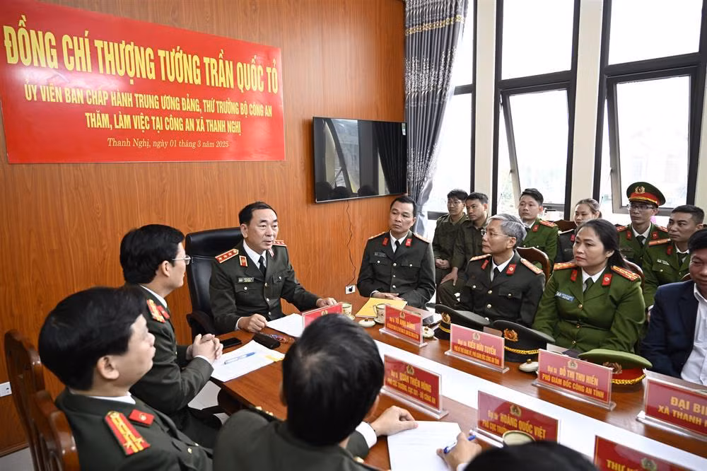 Deputy Minister Tran Quoc To checks new organizational structures of local-level police -0