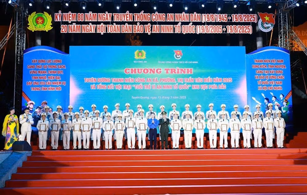 Outstanding young officers from communal police force honored at Public Security Youth Camp -0