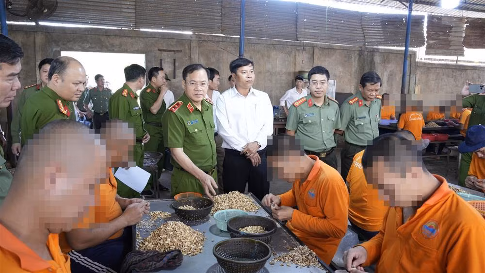 Deputy Minister Nguyen Van Long works with Binh Phuoc police -0