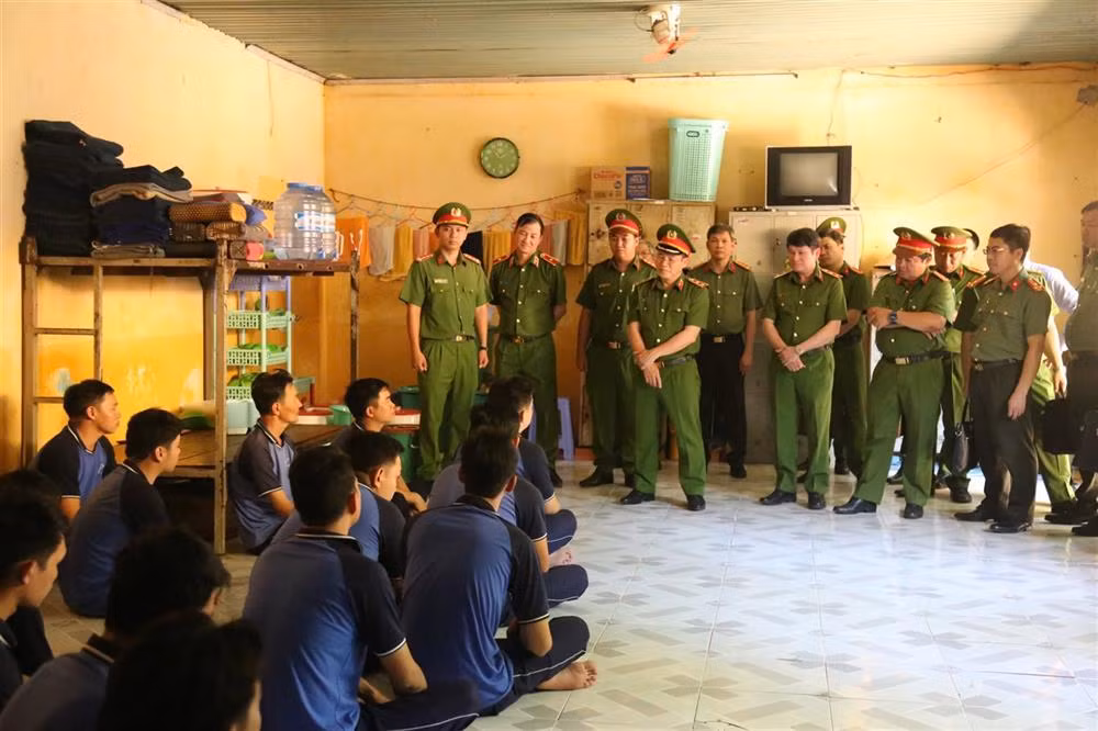 Deputy Minister Nguyen Van Long works with Binh Duong Provincial Police Department -0