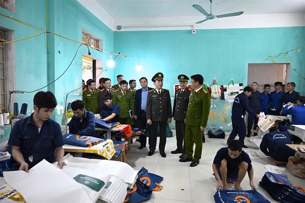 Deputy Minister Tran Quoc To checks new organizational structures of local-level police -0