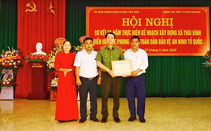 Deputy Minister Le Quoc Hung attends conference reviewing “All people protect national security” movement in commune -0