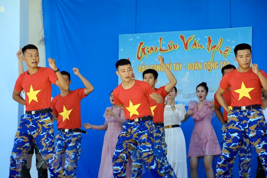 Beautiful images of naval soldiers in Truong Sa island district -0