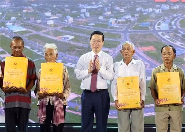 President attends “Spring in border areas warms people’s hearts” programme in Kien Giang -0