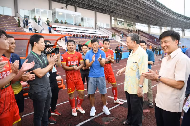 Minister To Lam cheers police football team -0