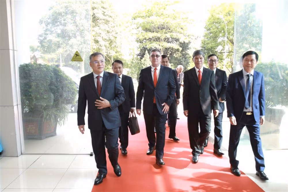 Cuban Minister of Interior visits Security Industrial Park in Hanoi -0