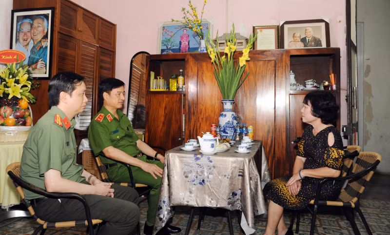 Public security leaders pay tribute to predecessors with great contributions to the forces on Vietnam Teachers' Day -0