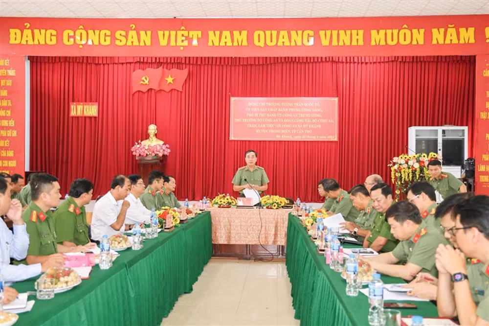 Deputy Minister Tran Quoc To visits grassroots-level police units -0