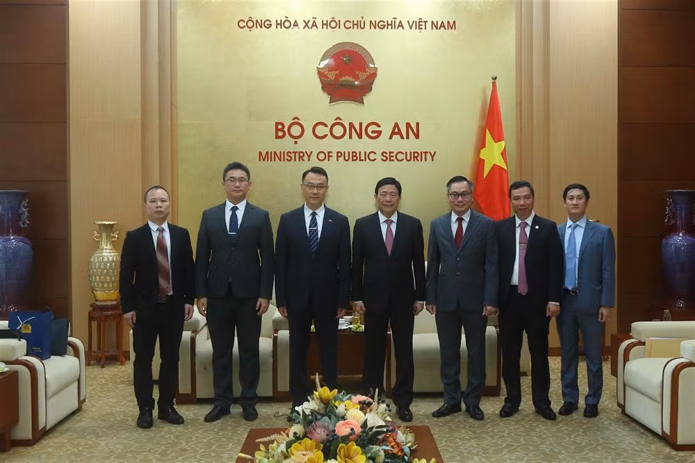 Deputy Minister Le Quoc Hung bids farewell to Chinese Ministry of Public Security’s Representative -0