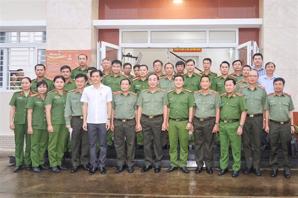 Deputy Minister Tran Quoc To visits grassroots-level police units -0