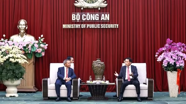 Deputy Minister Le Quoc Hung congratulates senior Lao public security officers on success of 12th LPRP's National Congress ảnh 3