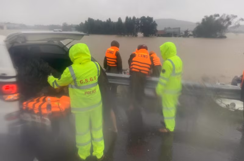 Police in Central provinces, Central Highlands conduct flood relief -0