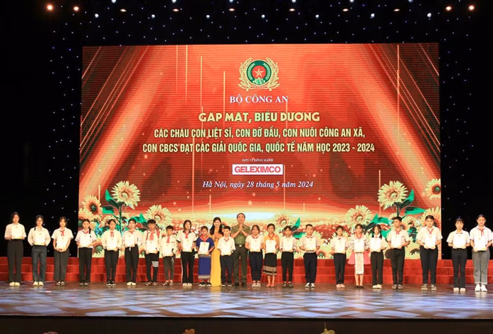 MPS leaders meets with outstanding children -0