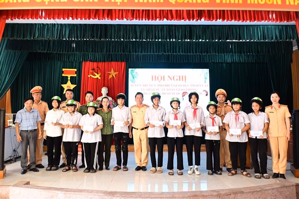 Hai Phong traffic police instruct local children to observe road traffic law and avoid drowning -0