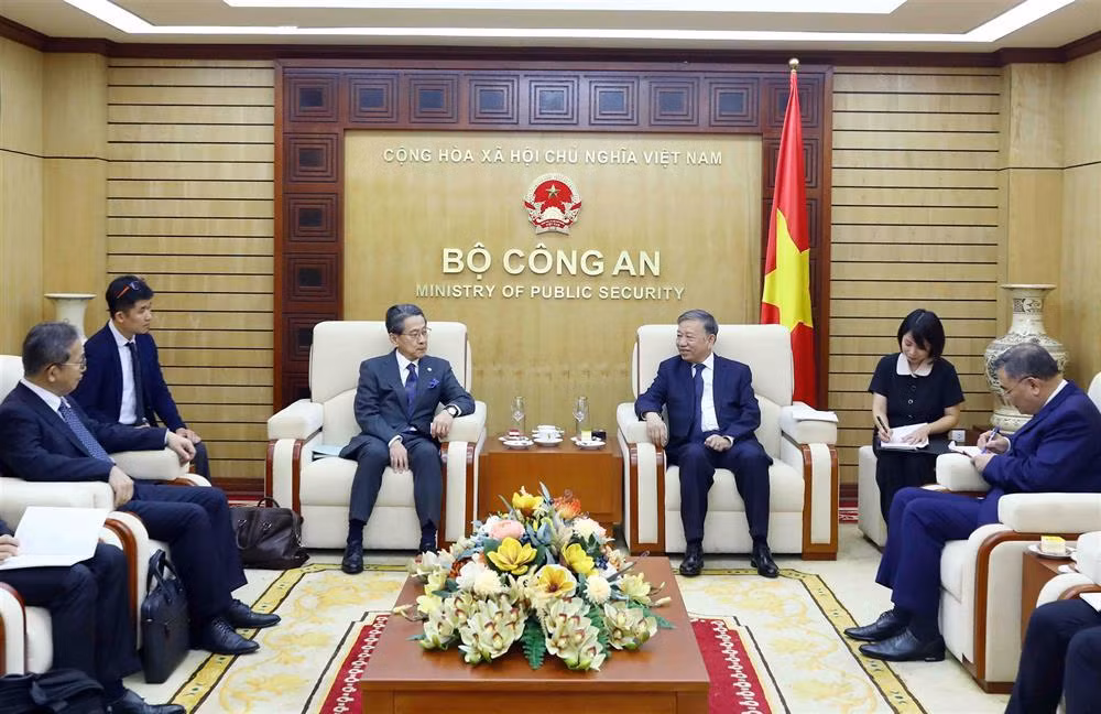 Minister To Lam receives Chairman of JBIC -0