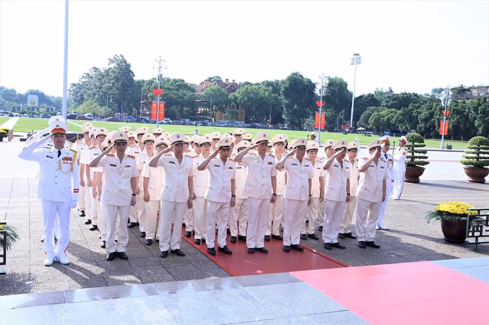 Public security leaders offer incense to heroic martyrs and visit Ho Chi Minh Mausoleum -0