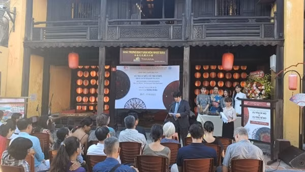 500-year-old pottery village attracts foreign visitors ảnh 11