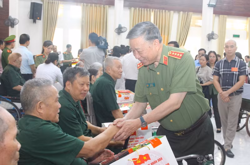 Minister To Lam visits Thuan Thanh War Wounded Veteran Nursing Center -0