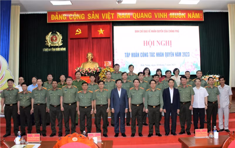 300 officials participate in workshop on human rights -0
