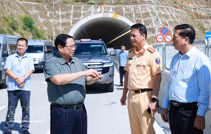 PM inspects key transport projects in central region -0