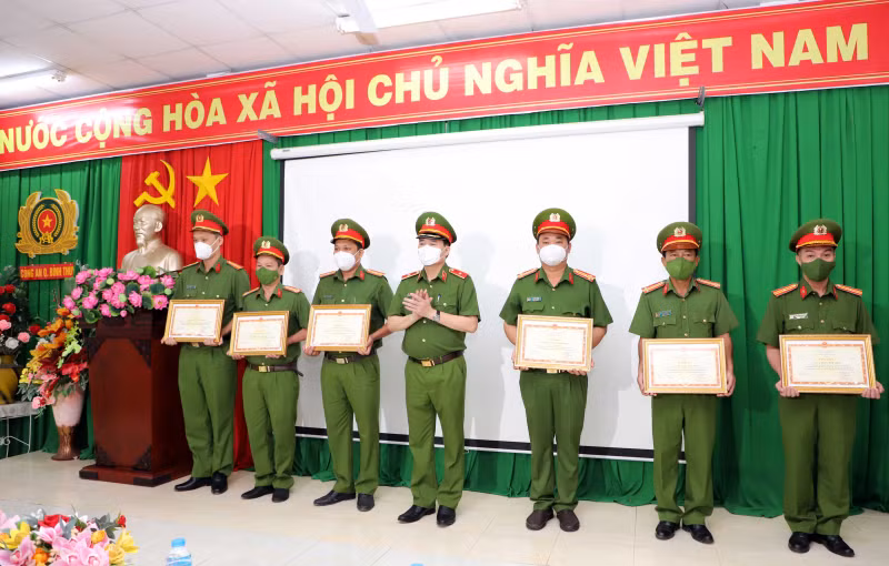 Deputy Minister Le Quoc Hung praises outstanding officers in fighting pandemic -0
