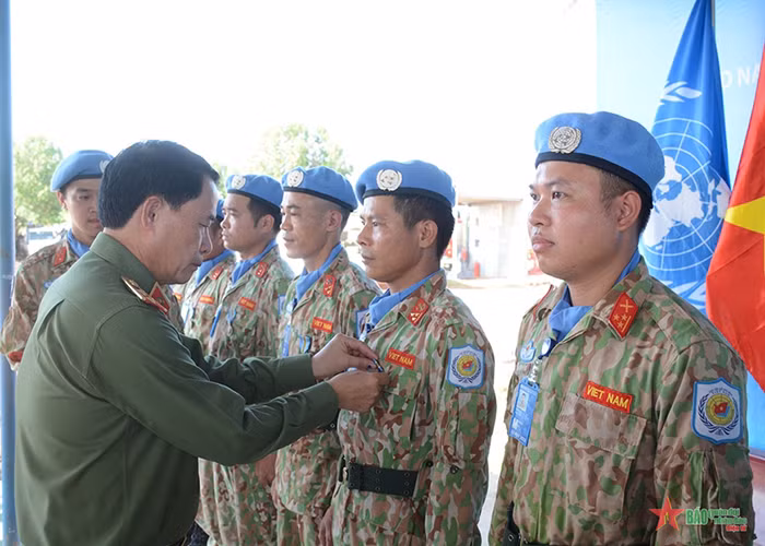 Deputy Minister Le Quoc Hung visits Vietnamese forces at UNISFA Mission -0