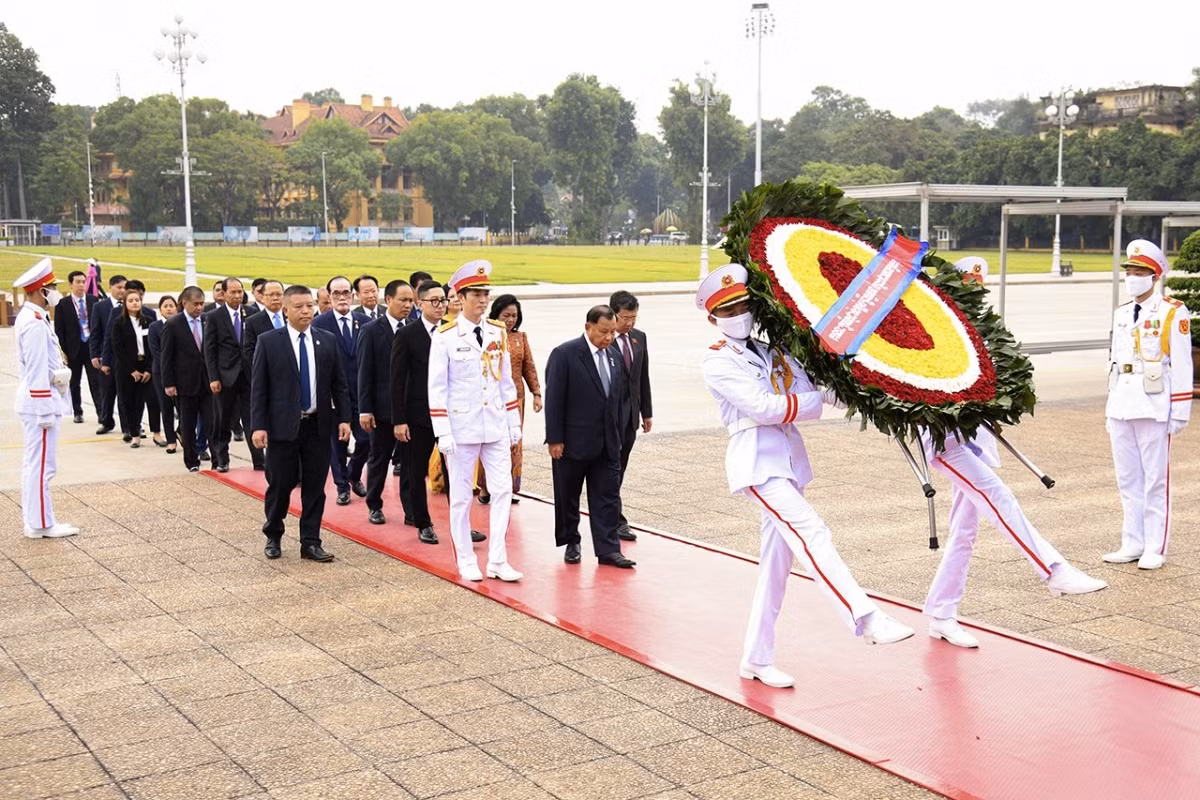 Cambodian Senate president pays floral tributes to President Ho Chi Minh -0