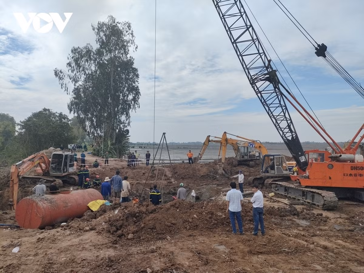 Slim hope rests as rescue efforts go on for boy falling 35m deep into concrete pillar -4