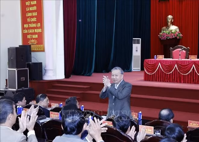 Party leader meets with voters in Hung Yen province -0