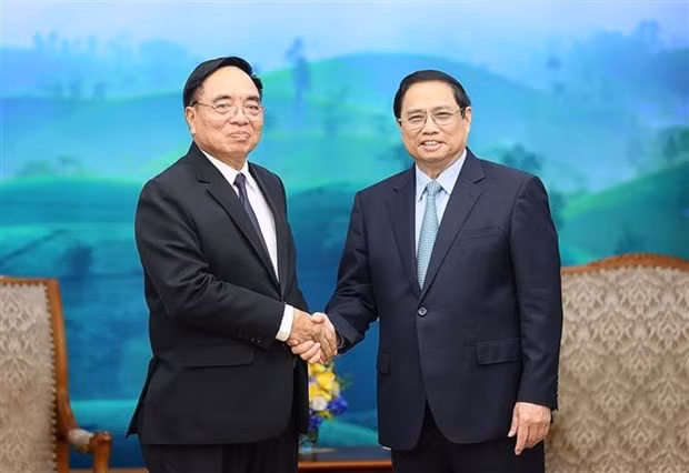 Vietnam gives highest priority to developing ties with Laos: PM -0