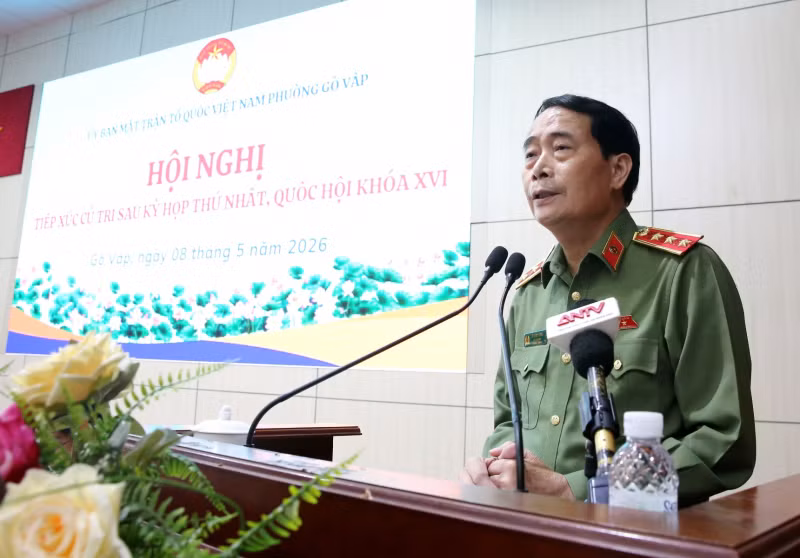 Deputy Minister Le Quoc Hung meets voters in Ho Chi Minh city -0