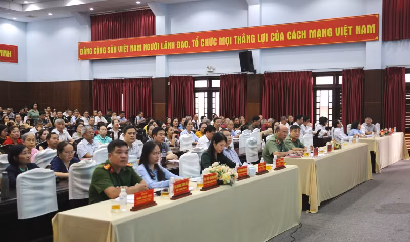 Deputy Minister Le Quoc Hung meets voters in Ho Chi Minh city -0