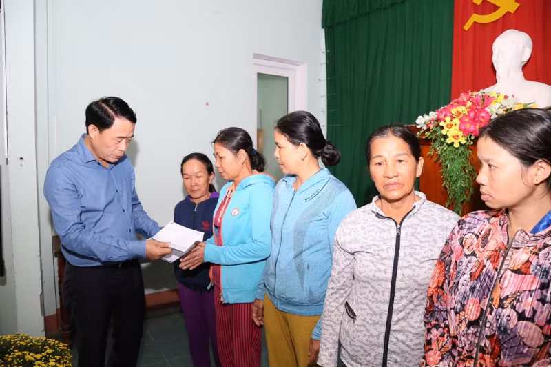 Deputy Minister Le Quoc Hung visits commune-level police in Thua Thien Hue -0