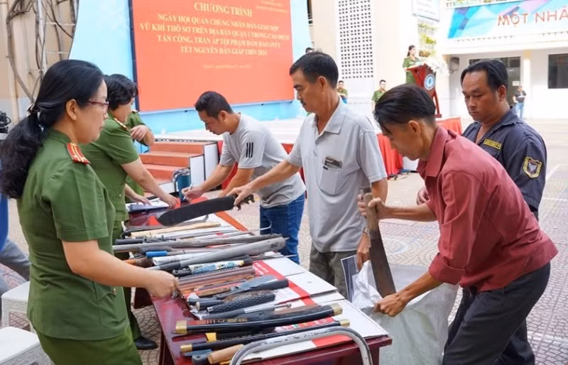 Police seek effective ways to mobilize locals in HCMC to give up illegally stored arms -0