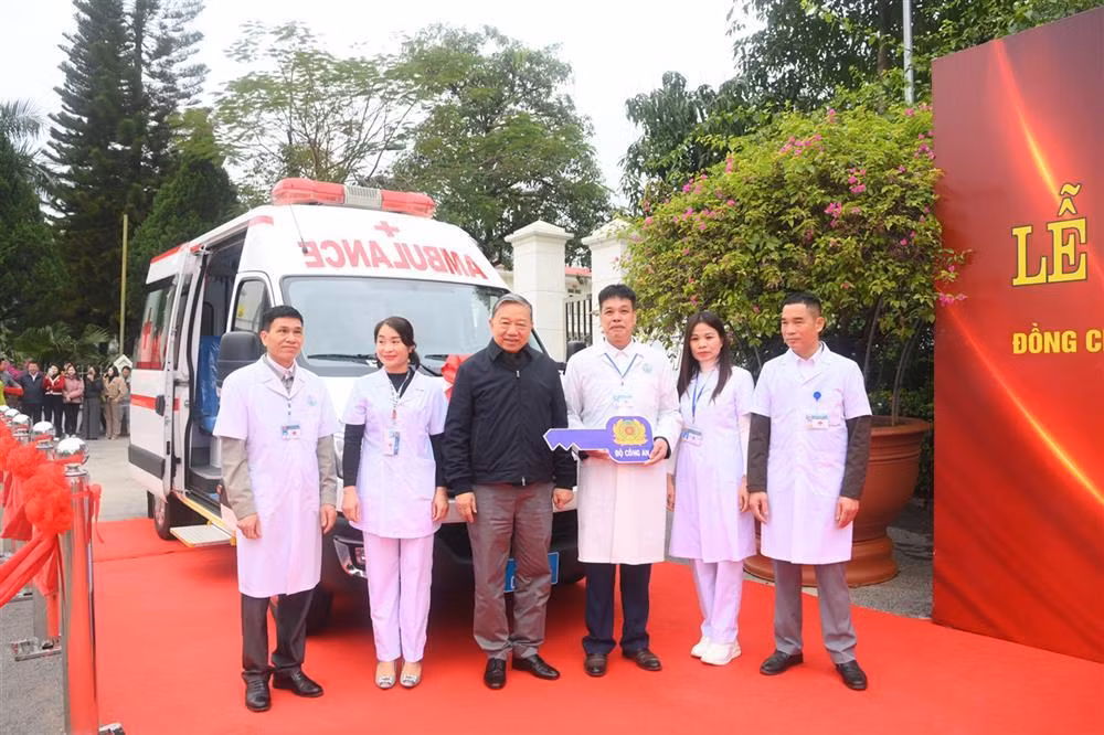 General To Lam visits and presents Tet gifts to people and soldiers in Son La province -0