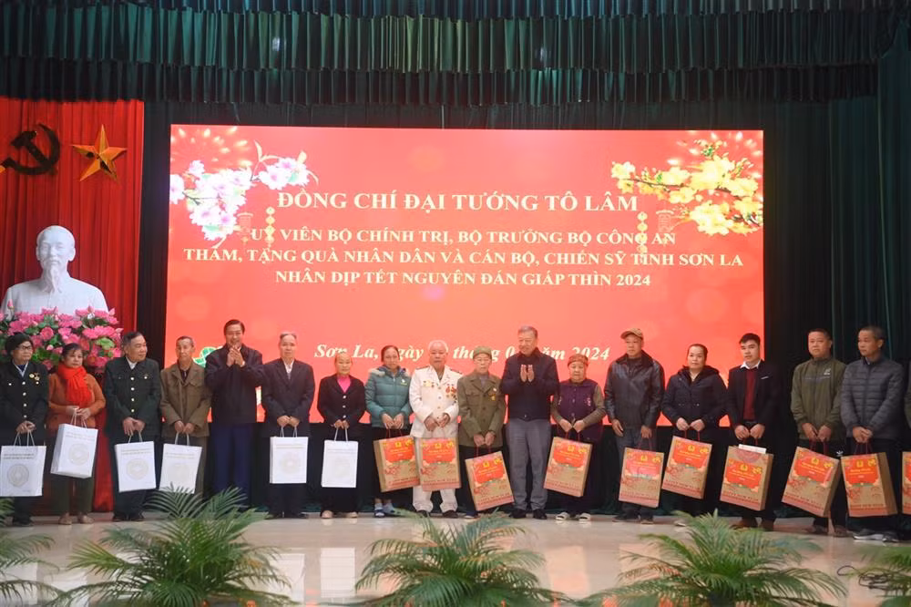 General To Lam visits and presents Tet gifts to people and soldiers in Son La province -0