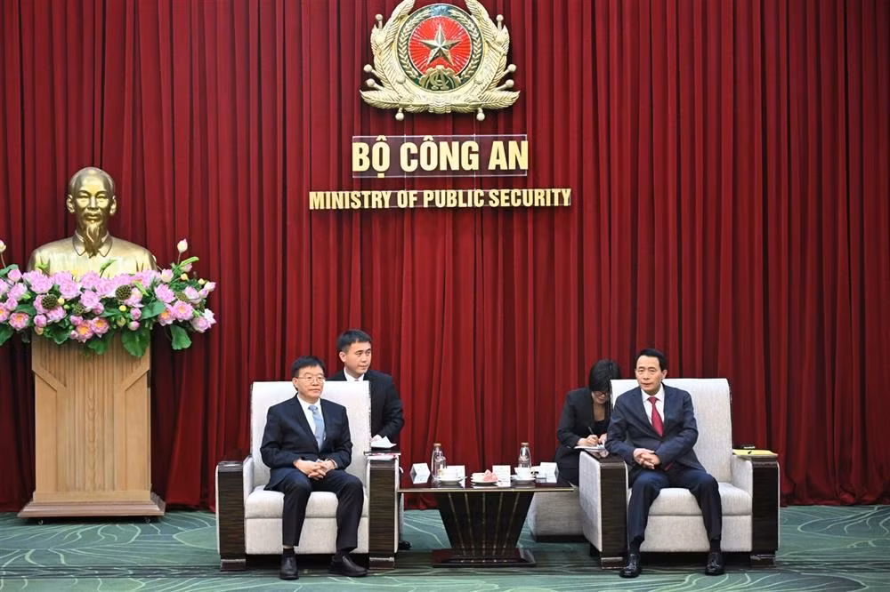 Deputy Minister Le Quoc Hung receives Secretary of Guangxi Political and Legal Affairs Commission, China -0