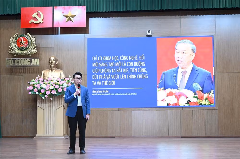 Young public security officers train in AI -0