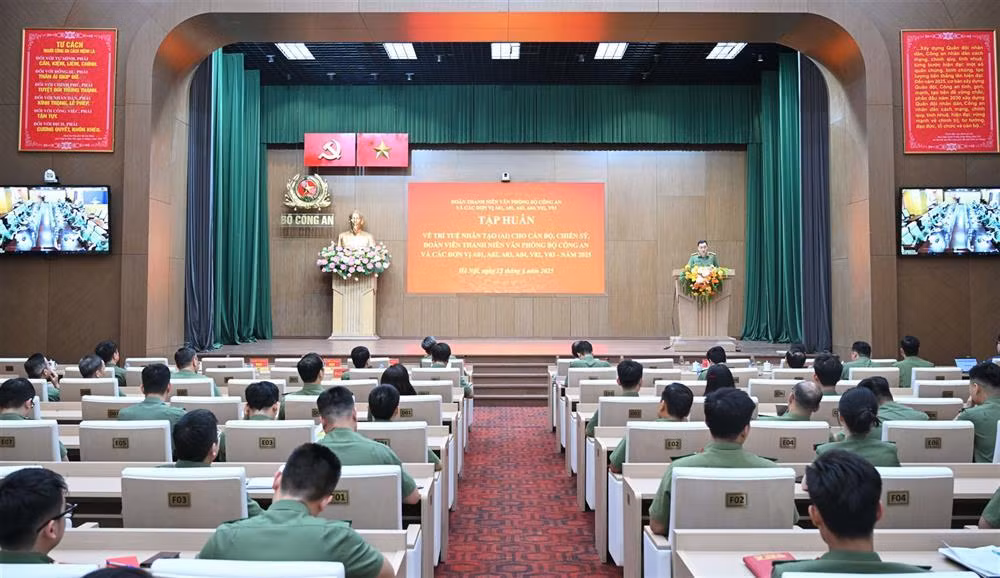 Young public security officers train in AI -0