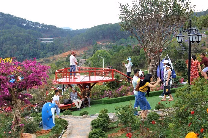 Lam Dong announces conditions for tourists and tourism workers -0