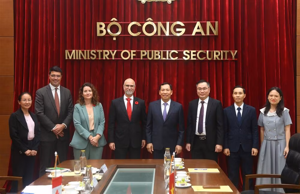 Deputy Minister Le Van Tuyen hosts Canadian Ambassador -0