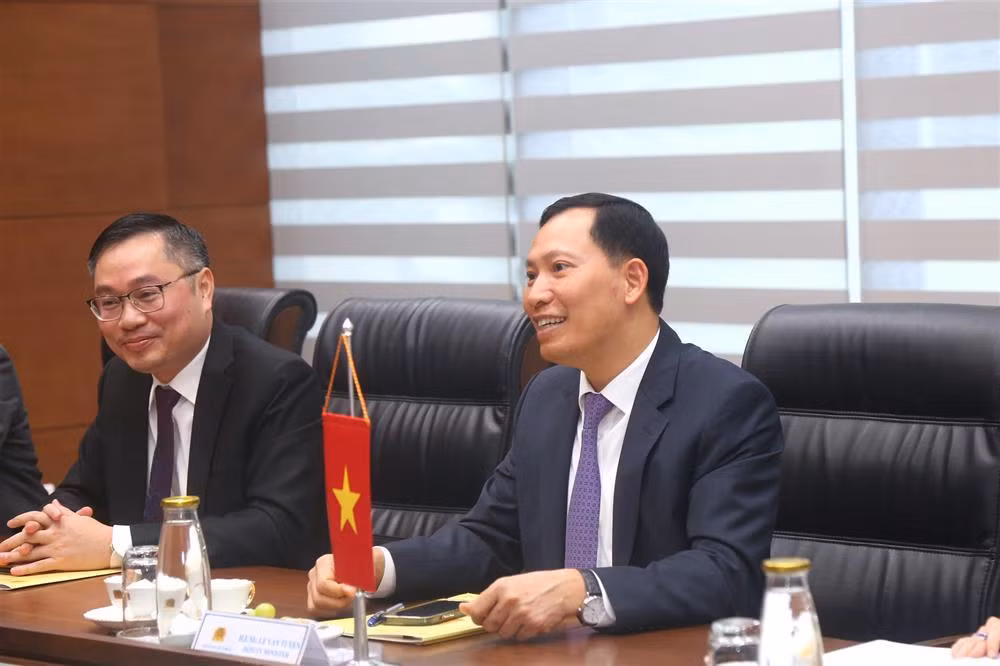 Deputy Minister Le Van Tuyen hosts Canadian Ambassador -0